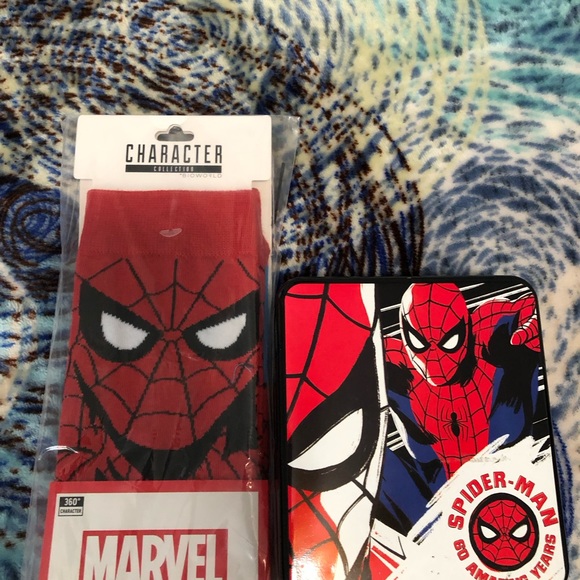 MARVEL SPIDERMAN BILLFOLD/WALLET WITH COLLECTORS TIN, SPIDERMAN CHARACTER SOCKS - Picture 5 of 7